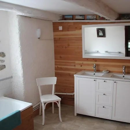 Hébergement de vacances Maison De Caractère Avec Piscine Chambon-sur-Dolore