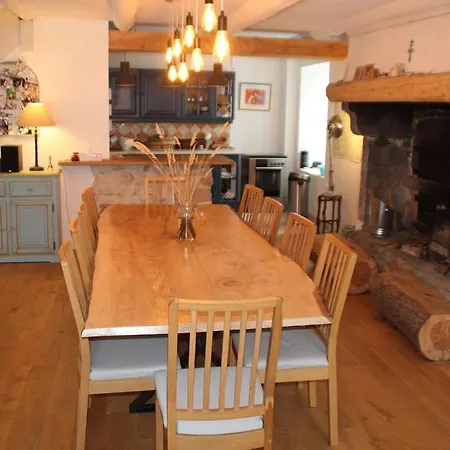 Hébergement de vacances Maison De Caractère Avec Piscine Chambon-sur-Dolore